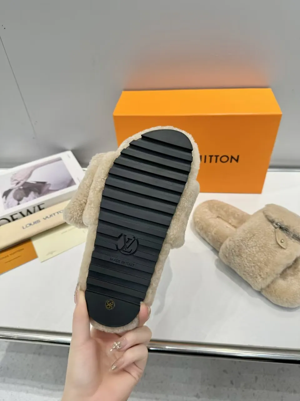 👟👟Ex-factory price 500👟👟 Popular style [LV mop] official website synchronization: counter quality! My family only makes all-genuine lamb 🐑 wool. A giant trendy fall and winter thick-soled fur flip flop. The super comfortable and luxurious wool texture makes your feet more beautiful, confident and comfortable. It is very suitable for home and outdoor use. 1: Fabric: Genuine leather lamb 🐑 wool 2: Lining: Genuine leather lamb 🐑 wool 3: Foot pads: Genuine leather lamb 🐑 wool 4: Outsole: Wear-resistant and non-slip rubber outsole 5: Number of yards: 35-41 yards [Note: 41 customized]